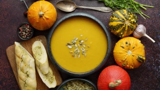 Delicious Pumpkin Soup Cream Sumflower Seeds Garlic Toasts Dark Rusty — Stockvideo