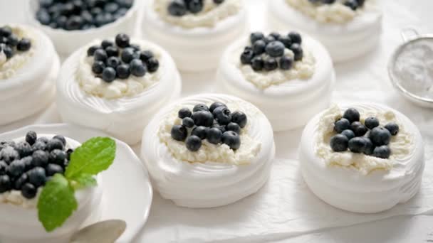 Homemade Delicious Mini Pavlova Meringue Made Fresh Berries Mascarpone Served — Vídeo de Stock