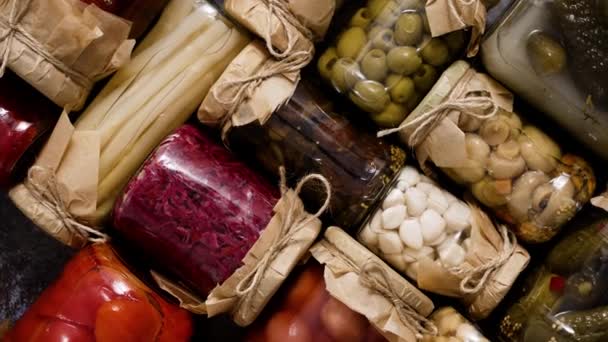 Διατήρηση Λαχανικών Γυάλινα Βάζα Προϊόντα Ζύμωσης Συγκομιδή Ντομάτας Αγγουριού Μανιταριών — Αρχείο Βίντεο