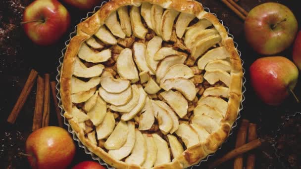 自制的苹果派在黑暗的乡村背景 顶部视图 经典的秋季感恩节甜点 — 图库视频影像
