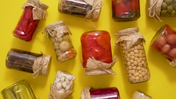 Berbagai Jenis Memelihara Sayuran Dan Jamur Dalam Toples Kaca Ditempatkan — Stok Video