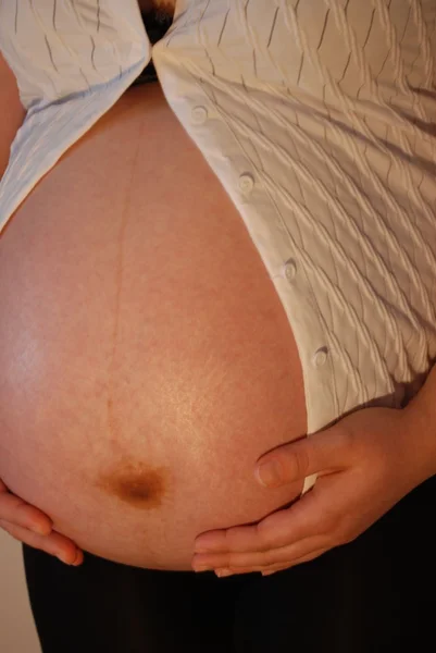 Jonge vrouw in geavanceerde zwangerschap — Stockfoto