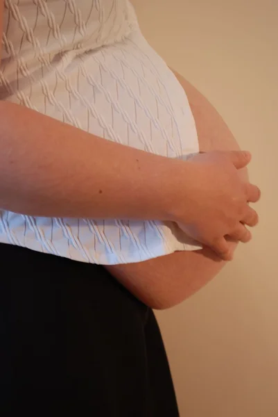 Giovane donna in gravidanza avanzata — Foto Stock