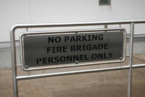 No parking, fire brigade personnel only. plate in the rain — Stock Photo, Image