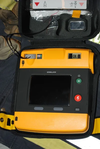 Defibrillator an der Feuerwehrjacke lizenzfreie Stockbilder