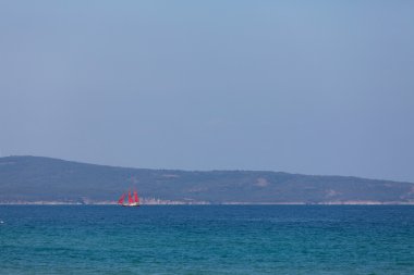 kırmızı yelken ile yat