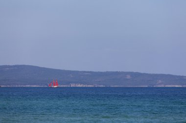 kırmızı yelken ile yat