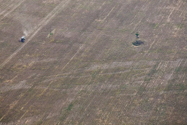 Vista aerea aratura trattore — Foto Stock