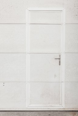 Beyaz metal kapı