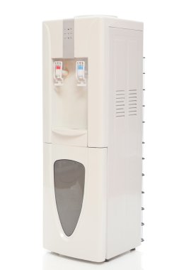 Beyaz soğutucu üzerinde beyaz izole