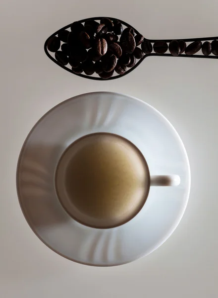Glas Milch und Kaffeelöffel — Stockfoto