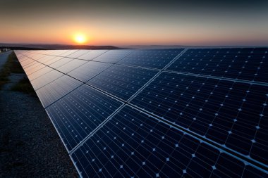 Yenilenebilir güneş enerjisi kullanan enerji santrali