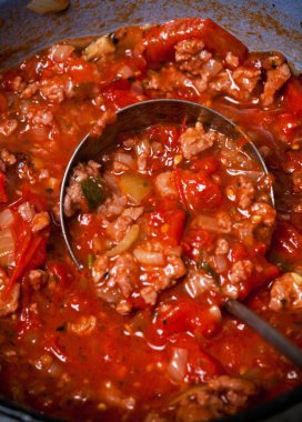 Spagetti Bolonez sos soğan, mea ile bir tavada kızartılmış