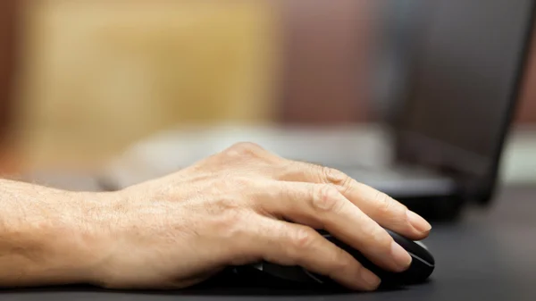 Mão segurando um mouse — Fotografia de Stock