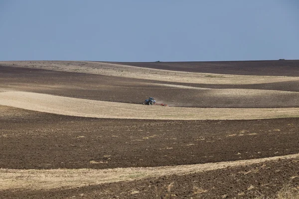 Tracteur dans un champ labouré — Photo