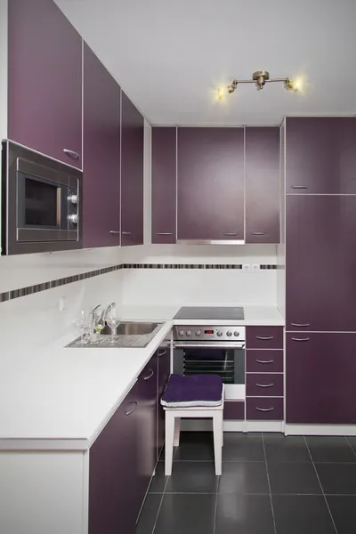 Moderna cozinha pequena design de interiores limpos — Fotografia de Stock