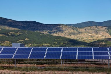 Yenilenebilir güneş enerjisi kullanan enerji santrali