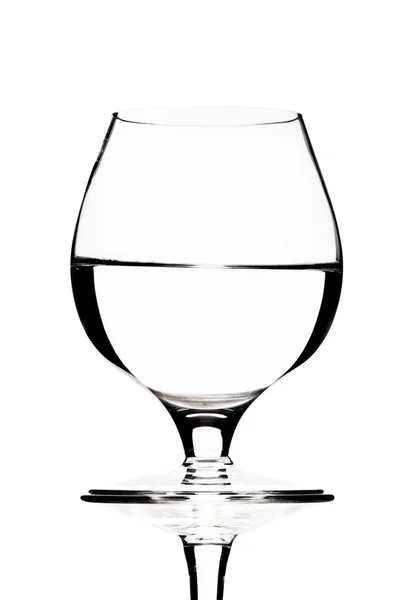 Glas water op een zwart — Stockfoto