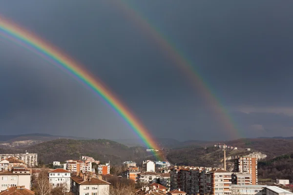 Belo arco-íris duplo no céu azul escuro — Fotografia de Stock