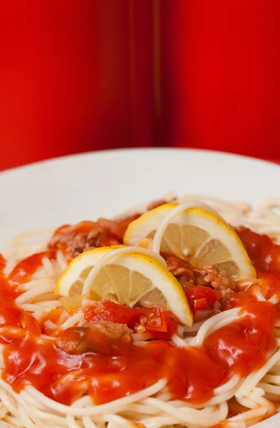 Espaguetis napolitanos con salsa de tomate y limón —  Fotos de Stock