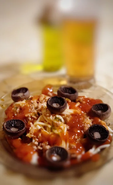 Неаполитанские спагетти с кетчупом и грибами — стоковое фото