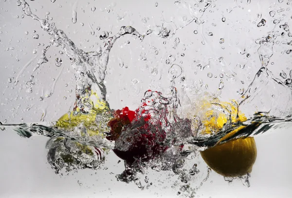 Lemon in water drops — Stock Photo, Image