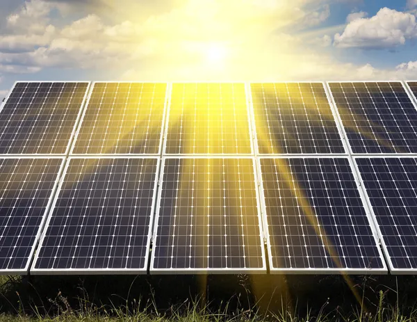 Yenilenebilir güneş enerjisi kullanan enerji santrali