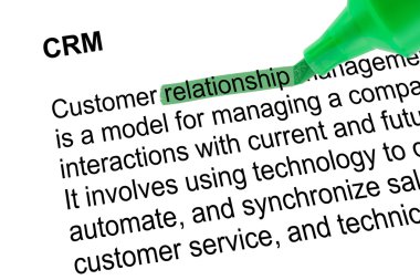 Vurgulanan sözcük ilişkisi üzerinde beyaz yeşil kalem ile CRM.