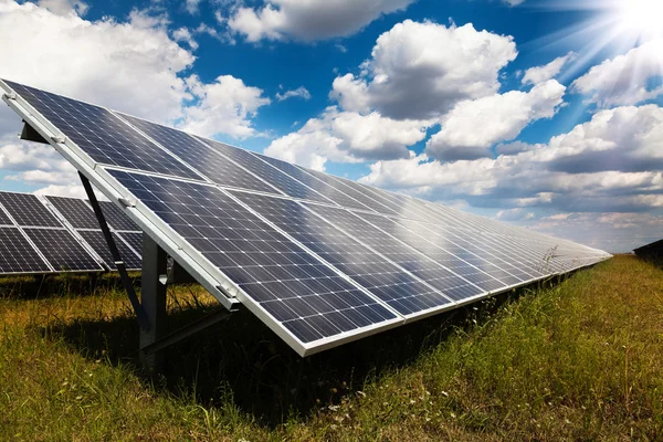 Centrais eléctricas que utilizam energia solar renovável — Fotografia de Stock