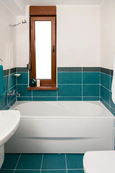 Tiro vertical de bañera de luz en un baño . —  Fotos de Stock