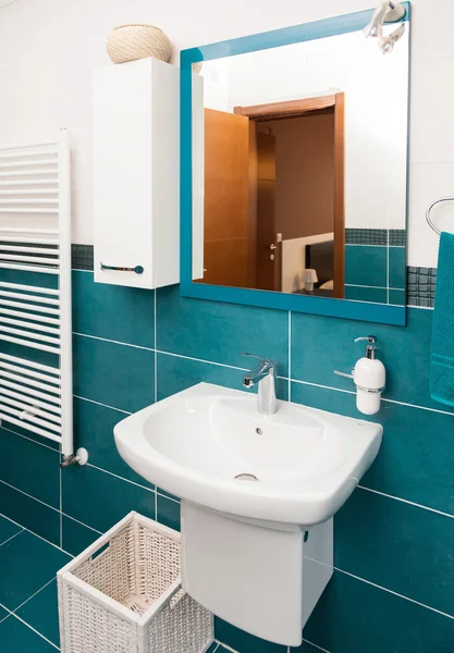 Vue verticale de la baignoire lumineuse dans une salle de bain . — Photo