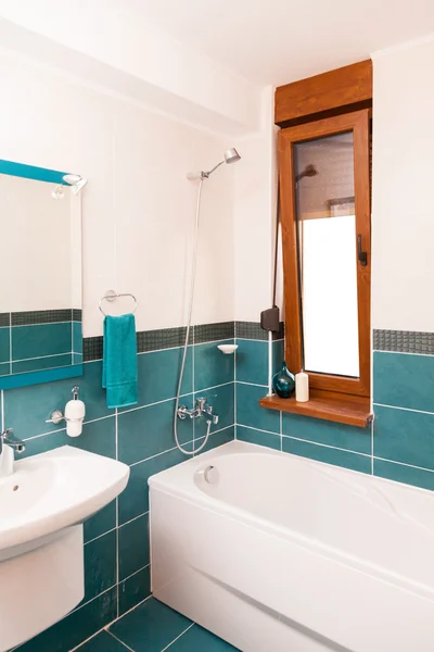 Vertikale Aufnahme einer hellen Badewanne im Badezimmer. — Stockfoto