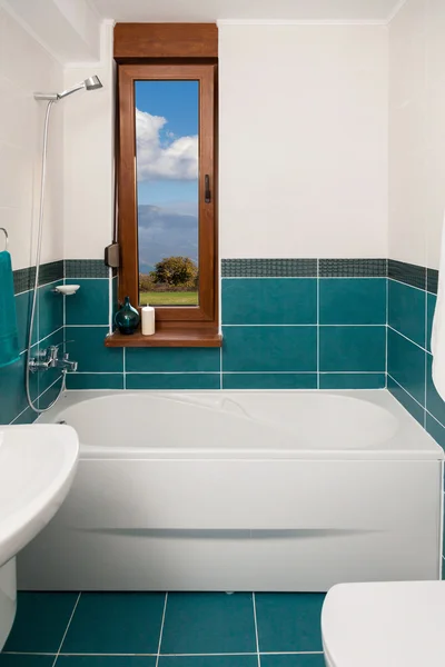 Vue verticale de la baignoire lumineuse dans une salle de bain . — Photo