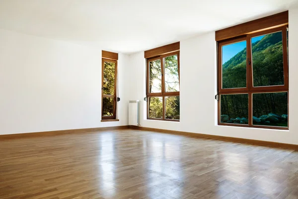 Quarto interior vazio e janelas — Fotografia de Stock