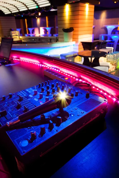 DJ mikser w nocnym klubie — Zdjęcie stockowe