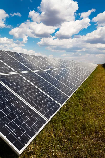 Elektriciteitscentrale op basis van hernieuwbare zonne-energie — Stockfoto