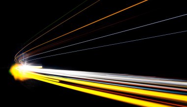 Tünel içinde araba hafif rotaları.