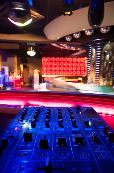 Mezclador de DJ en un club nocturno. Nadie. —  Fotos de Stock