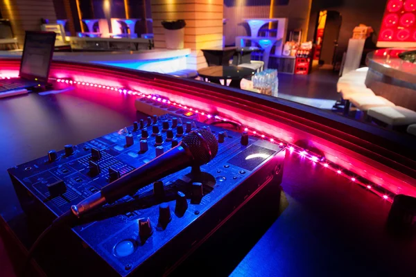 Mezclador de DJ en un club nocturno. Nadie. —  Fotos de Stock