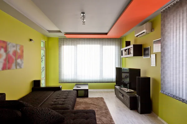 Sala de estar moderna com piso de madeira — Fotografia de Stock