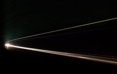 Tünel içinde araba hafif rotaları.