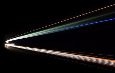 Tünel içinde araba hafif rotaları.