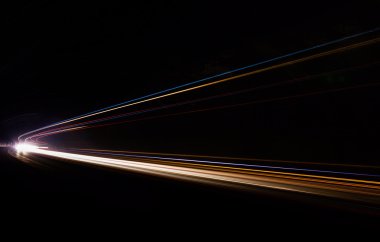 Tünel içinde araba hafif rotaları.