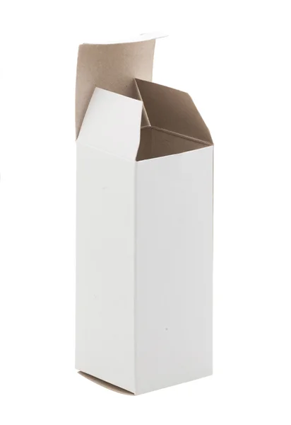 Primer plano de una pequeña caja de cartón blanco, aislada en la espalda blanca — Foto de Stock