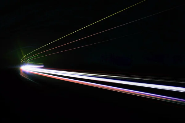 Sentiers lumineux de voiture dans le tunnel . — Photo