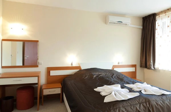 Interieur: kleine slaapkamer in een hotel. — Stockfoto