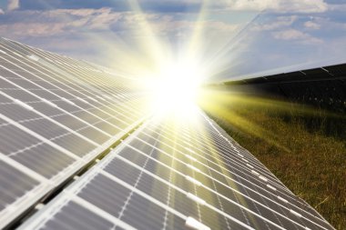 Yenilenebilir güneş enerjisi kullanan enerji santrali