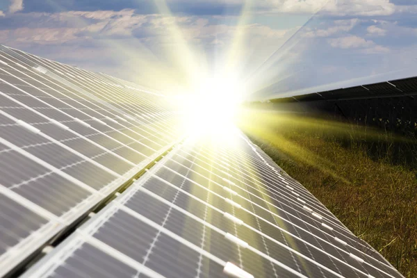 Yenilenebilir güneş enerjisi kullanan enerji santrali