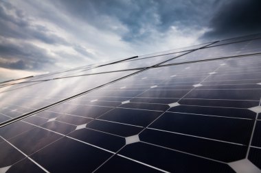 Yenilenebilir güneş enerjisi kullanan enerji santrali