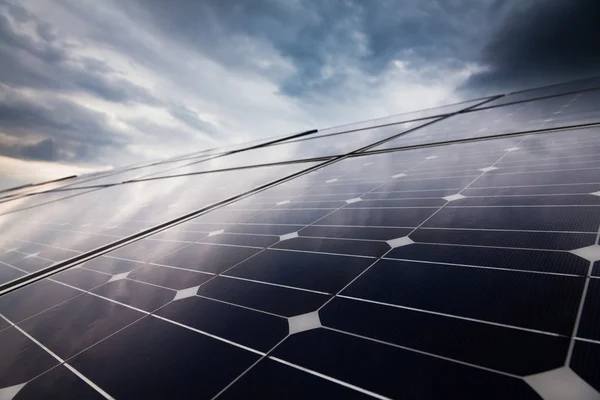 Электростанция с использованием возобновляемых источников солнечной энергии — стоковое фото